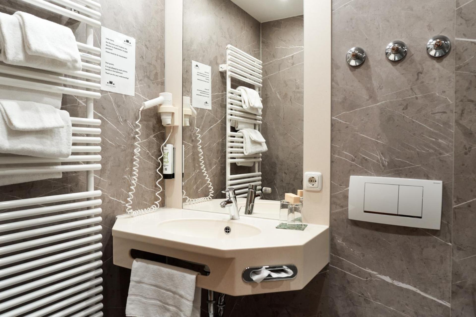 Hotel Zu Den Drei Kronen Донаувёрт Экстерьер фото